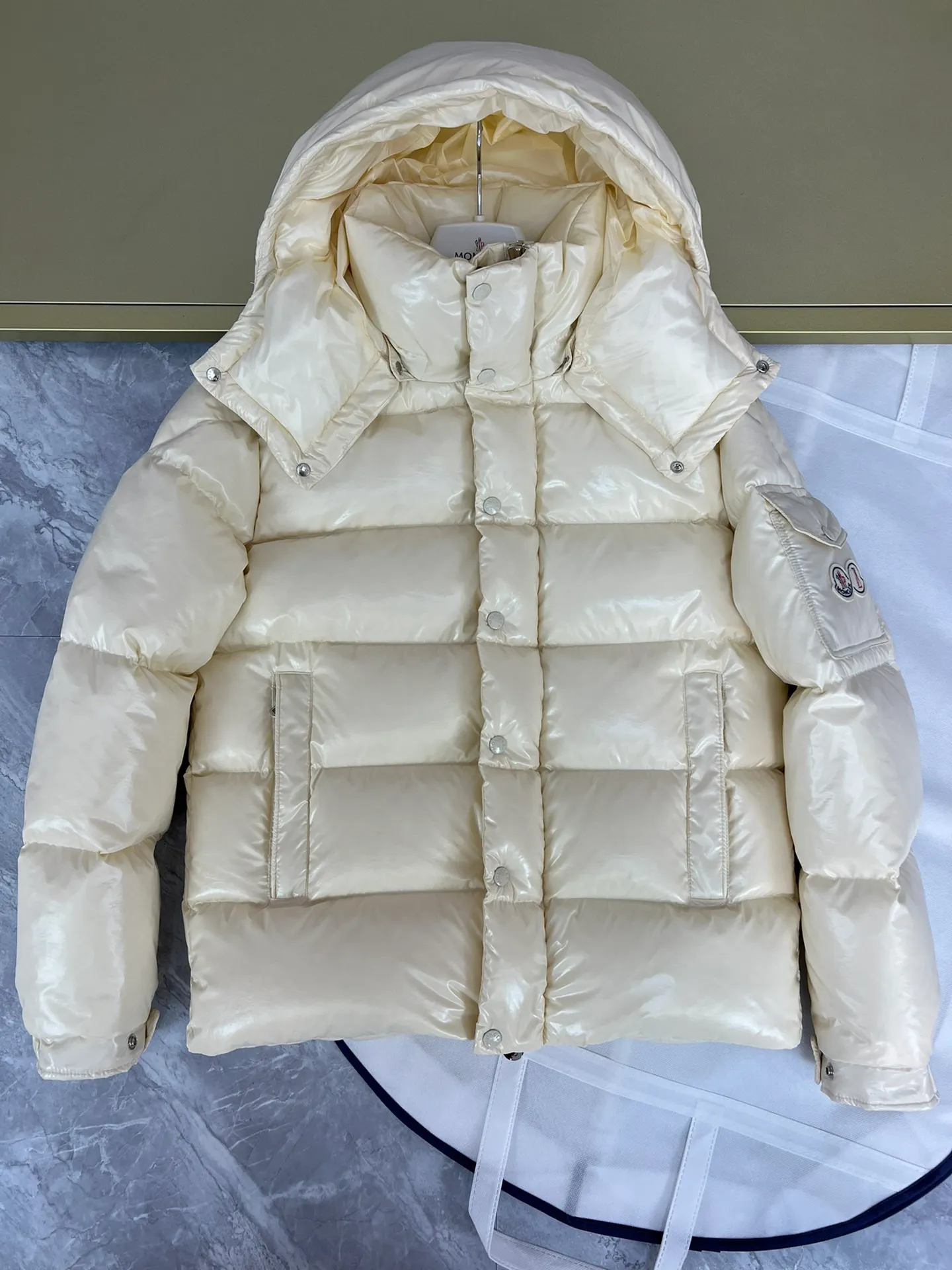 P390 Moncler/ 2026 70 、 。 DNA ， ， 。 Classic ， 、 。 Classic 70 。 Quality， 90 ，Premium Quality ， ，Black ！ Sizes M-3XL